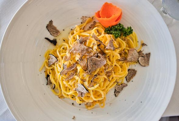 餐桌黑钻石！女子山上挖到1.71kg巨无霸黑松露