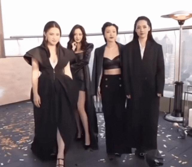 杨幂在郭碧婷后面模仿向佐 欢乐闹剧展搞笑实力