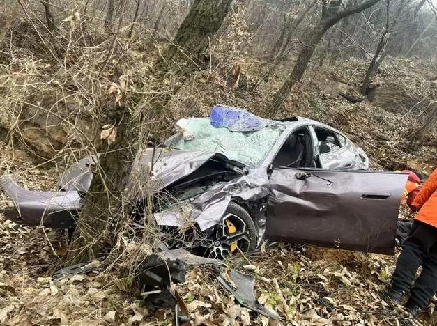 小米SU7滚坠山崖 一家四口安然无恙