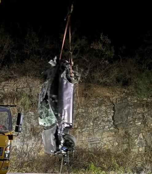 小米SU7滚坠山崖 一家四口安然无恙