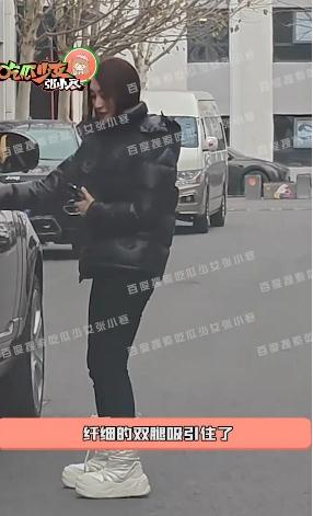 年近50的李小冉瘦成纸片人 