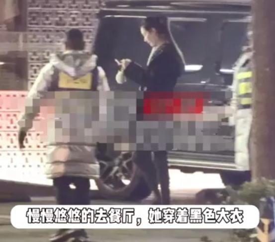 王宝强带超模身材女友吃火锅
