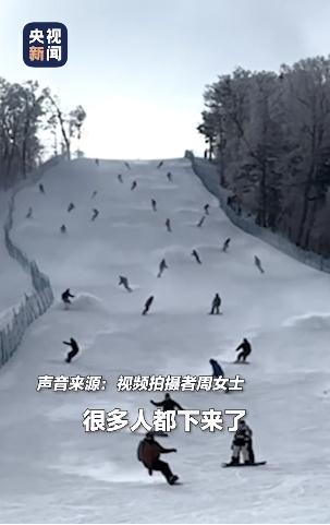 滑雪时身后突然冲出一群高手