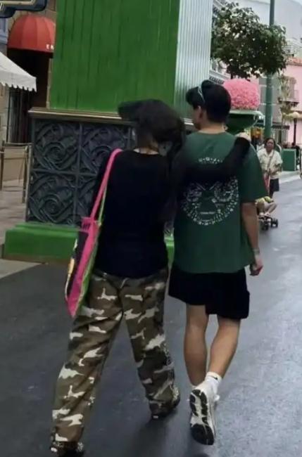 张柏芝罕见与大儿子同框