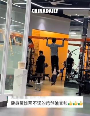 爸爸做引体向上女儿乖乖抱爸爸双腿