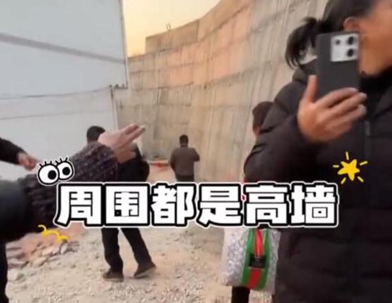 钉子户屋子被墙包围成了参观点