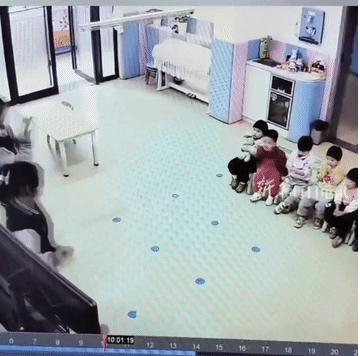 地震时瘦弱女幼师尝试一次抱4个娃