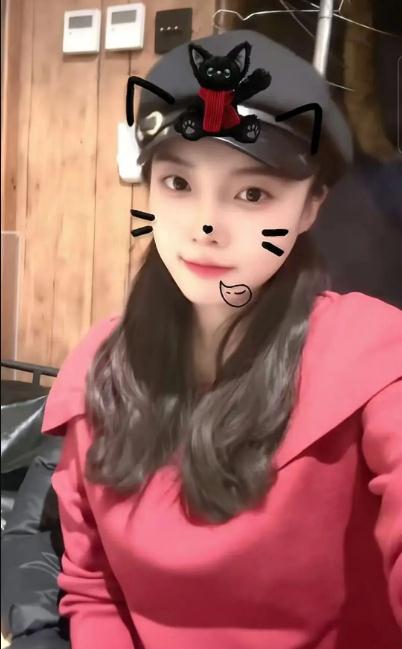 女子顶着“鸡窝头”去给周涛讲解 