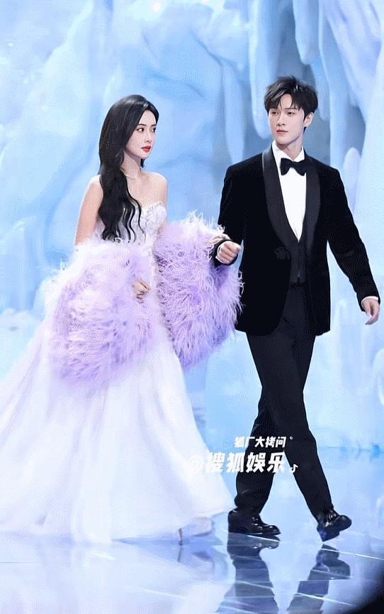 李昀锐孟子义挽手走红毯 