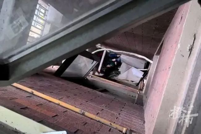 男孩爬窗玩从10楼摔到3楼
