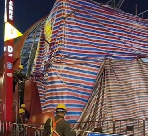 广州“棺材”状地铁口拆除 