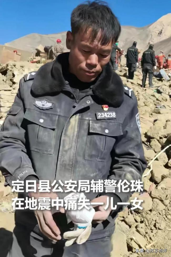 地震救援辅警看到孩子遗物失声痛哭