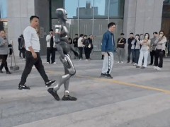 深圳人形机器人街边溜达火到国外
