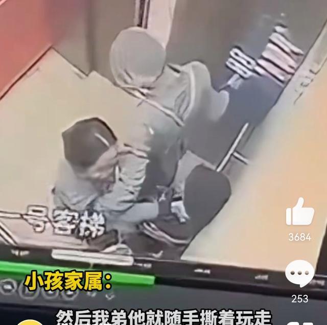 传单被撕女服务员怒掐男孩脖子