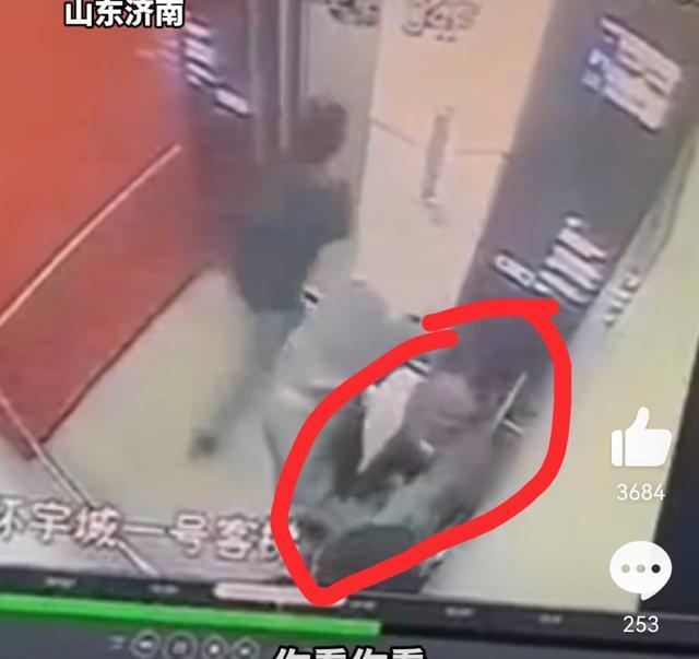 传单被撕女服务员怒掐男孩脖子