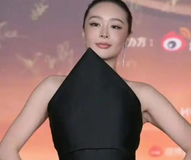 高叶怎么穿着钢笔就上去了