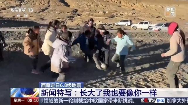 震区的她拿话筒说出新年愿望