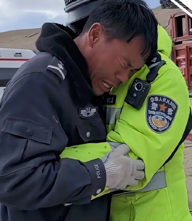痛失儿女的辅警遇到战友抱头痛哭