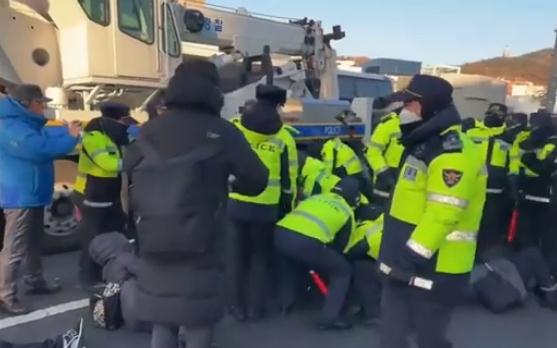 尹锡悦将接受逮捕令主动走出官邸