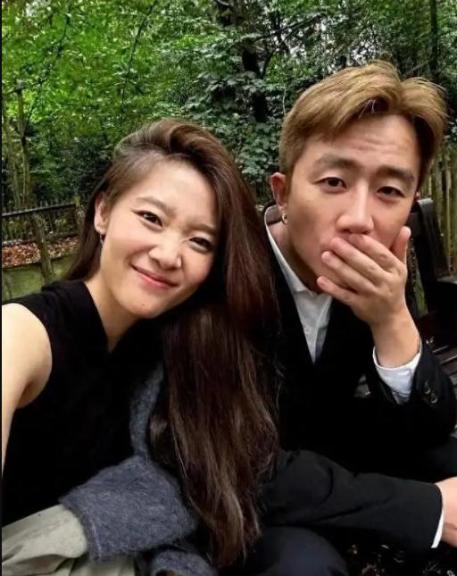 黄轩首次回应公开女友