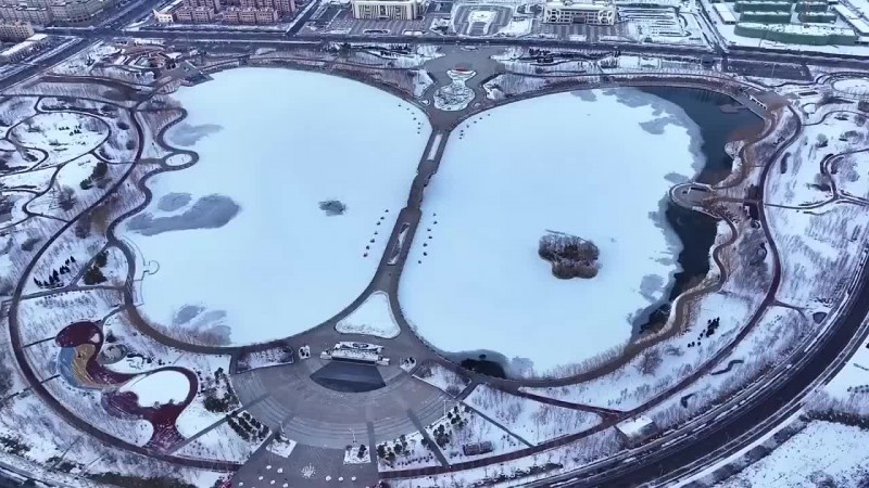 新疆一个湖冻成水晶蝴蝶