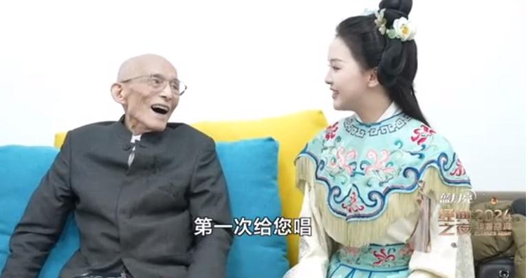 游本昌首次与孙女同台 