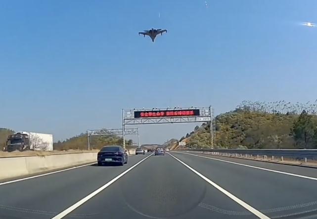 男子回家遇战机从头顶掠过羡慕坏了