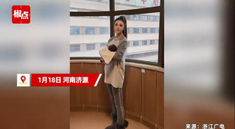 47岁女子升级做奶奶晒抱孙子合影