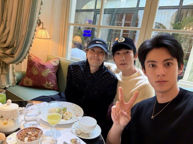 王嘉尔朱一龙王鹤棣巴黎合照