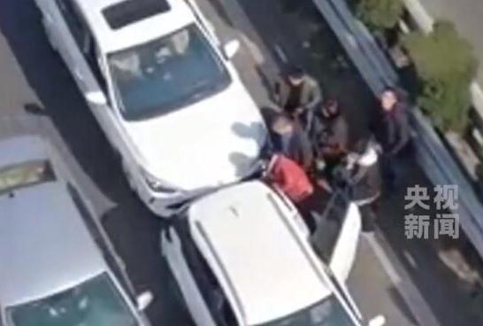 交警人还没到嘴先出警