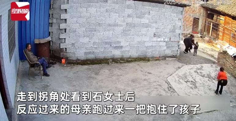 姐弟偷偷回家 父母看到外孙不敢认