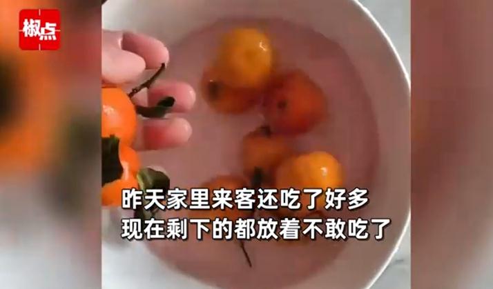 男子清洗砂糖橘发现&ldquo;掉色&rdquo;