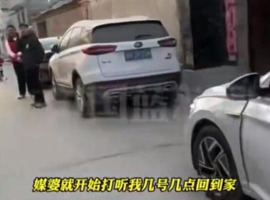 女生刚到老家 门口3辆车排队相亲