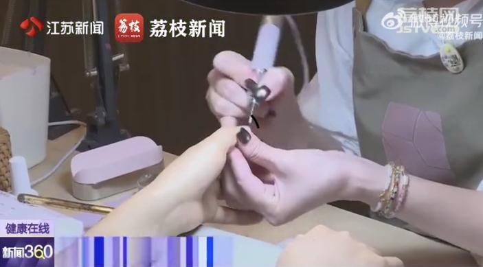 女子做完美甲指甲薄到可见肉