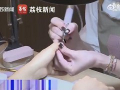 女子做完美甲指甲薄到可见肉 医生说了什么？