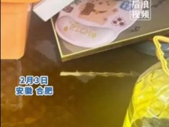 女子带菜籽油返程倒车里花2000清洗仍有味 后备箱到处都是，还渗了下去！