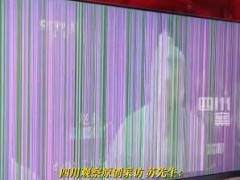 小伙用铁衣架连接信号 电视直接花屏无法使用 现场画面曝光！