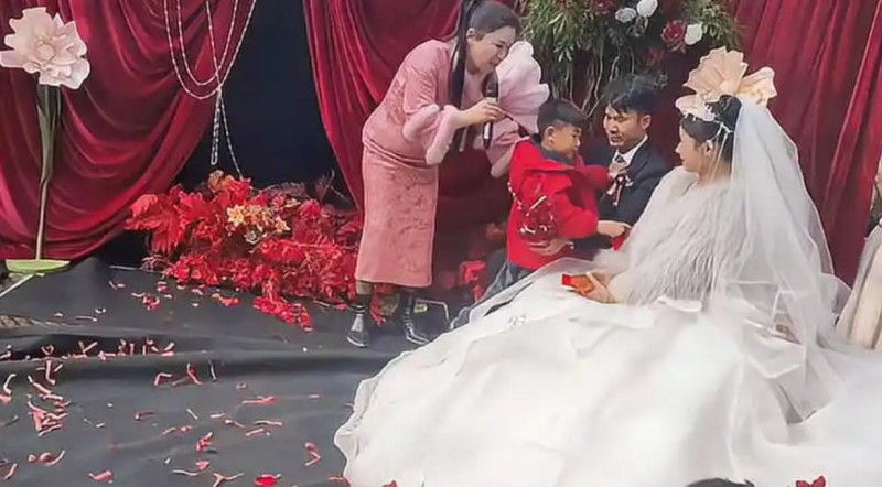 爸爸再婚男孩给新妈妈磕头 全场泪崩