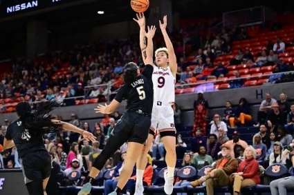 邓雨婷创纪录27分空砍，并贡献9个篮板