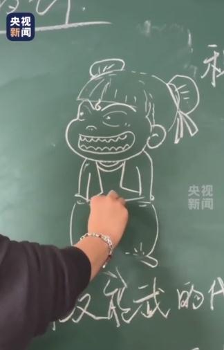 语文老师用粉笔丝滑画出哪吒