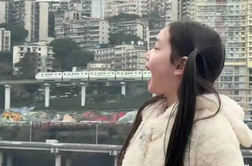 重庆排队吃轻轨引发热议