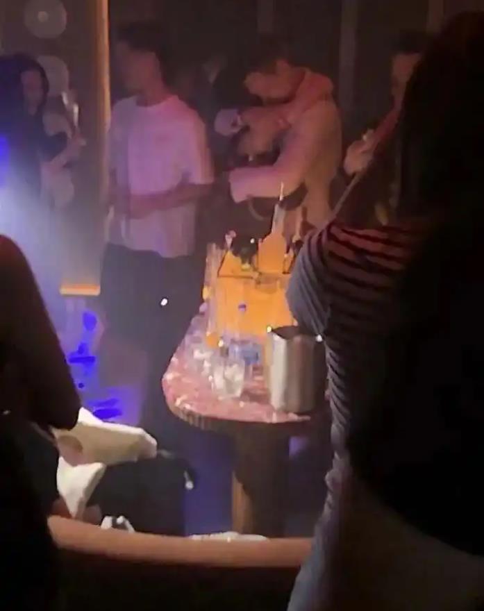 胡杏儿老公回应夜店与美女搂抱