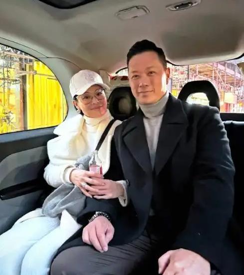 胡杏儿老公回应夜店与美女搂抱