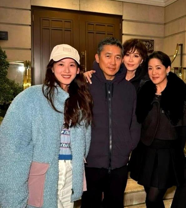 章泽天近照曝光 与梁朝伟夫妇合影