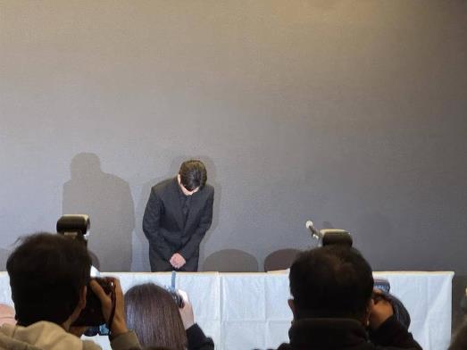 金秀贤嚎啕大哭道歉 