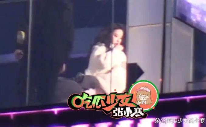 刘亦菲穿拖尾裙奔跑好像在逃公主
