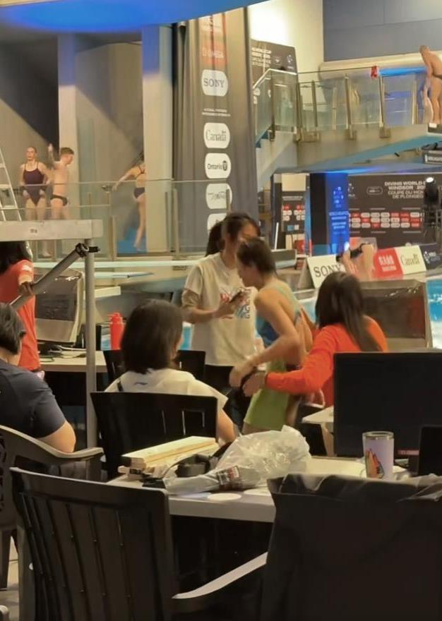 全红婵坐郭晶晶怀里合影笑开花