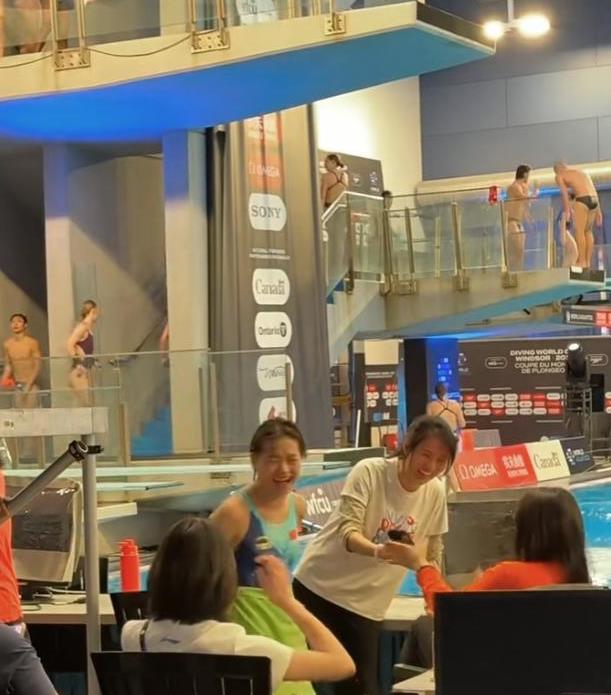 全红婵坐郭晶晶怀里合影笑开花