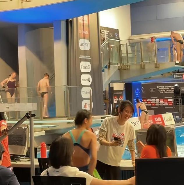 全红婵坐郭晶晶怀里合影笑开花