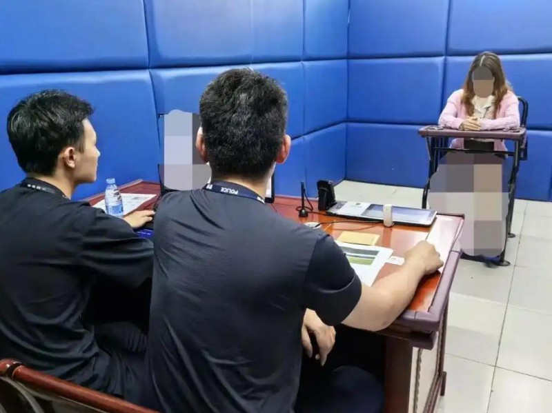 女子伸腿阻止高铁关门被行拘